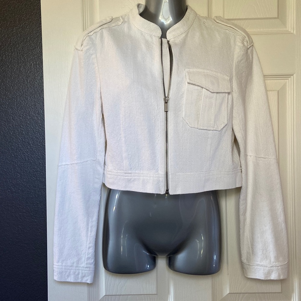 BCBG MaxAzria cropped jacket. White. Size S.